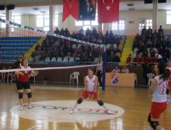 Liseler voleybolda yarışıyor